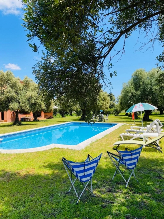 Amplia piscina en el exterior