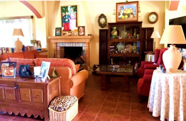 Sala amplia con chimenea