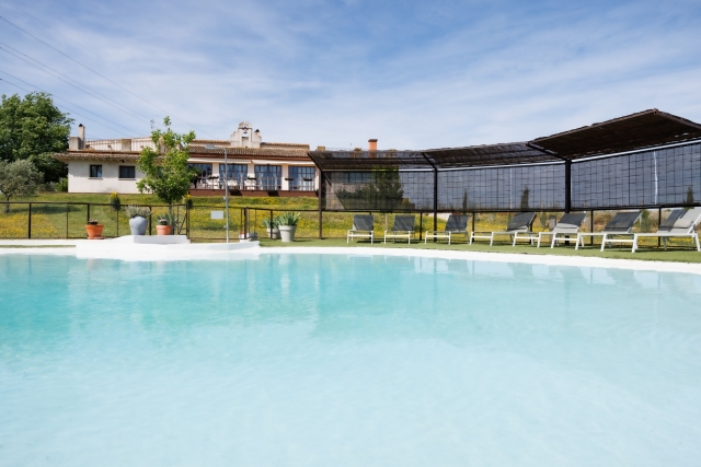 Piscina de agua salada con la casa al fondo