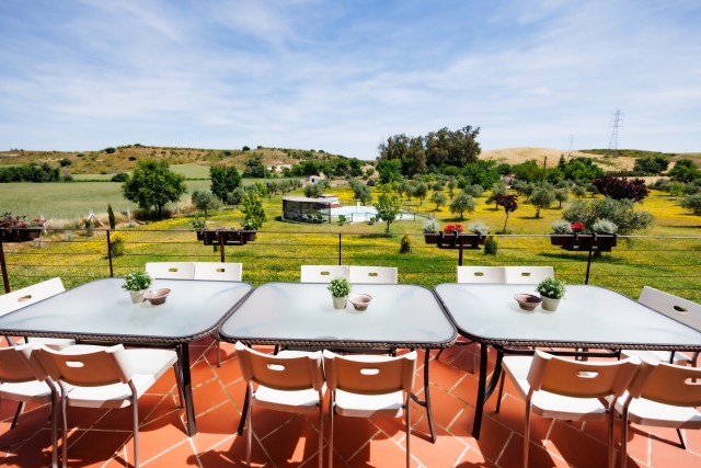 Terraza con mesas largas para comer 16 personas juntas