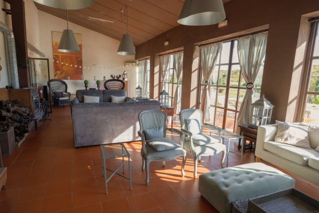 Salon con ventanales y vistas al campo