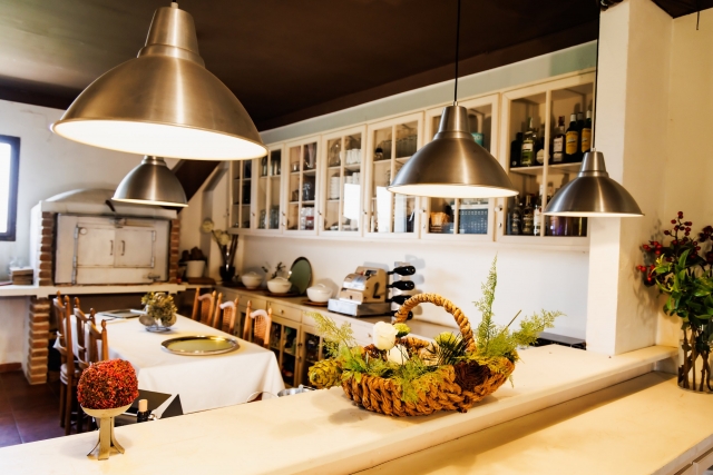 Cocina con barra y horno