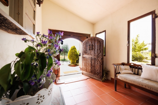 Entrada con porton de madera y plantas