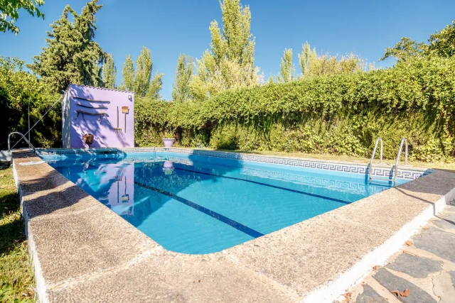 Amplia piscina exterior