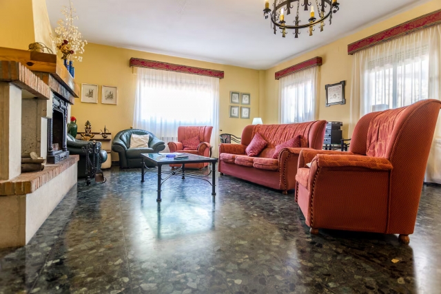 Sala amplia con chimenea 