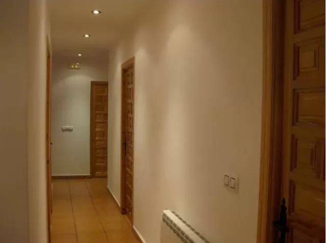 Pasillo distribuidor de la casa con luces