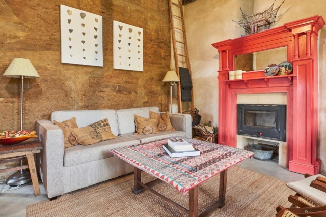 Sala con chimenea coral