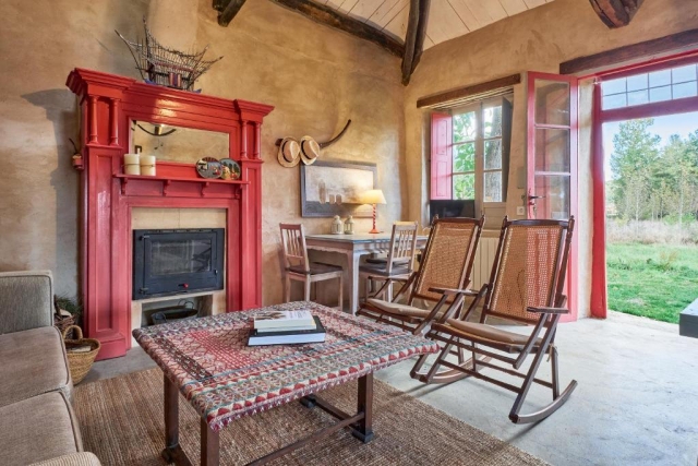 Sala con chimenea y salida