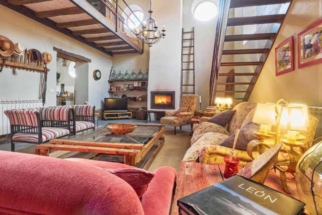 Sala amplia con chimenea