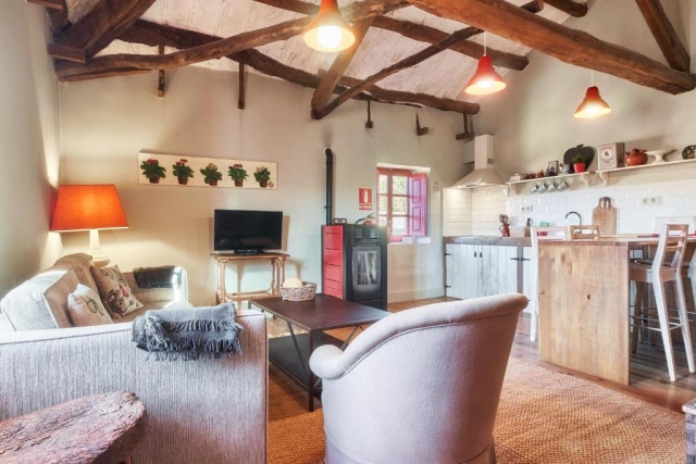 Sala amplia con chimenea