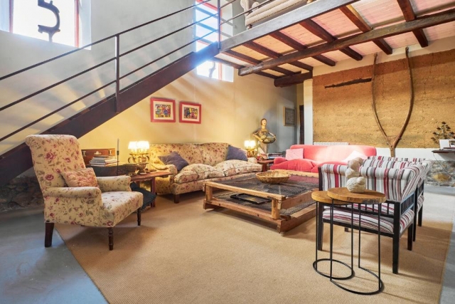 Sala amplia con escaleras