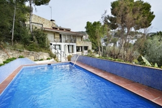 Acceso a la casa con piscina ysus chorros