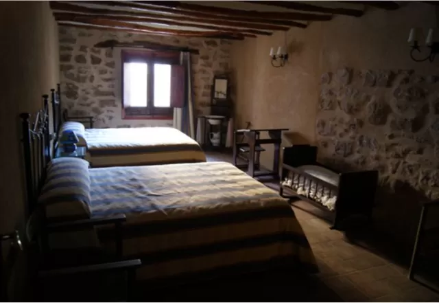 Dormitorio con baño compartido