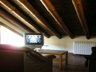 Sala de estar abuhardillada con televisor