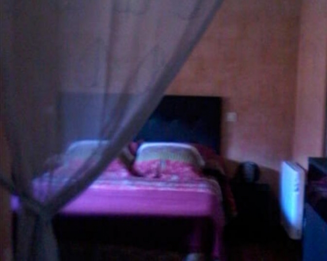 Dormitorio de matrimonio tras las cortinas