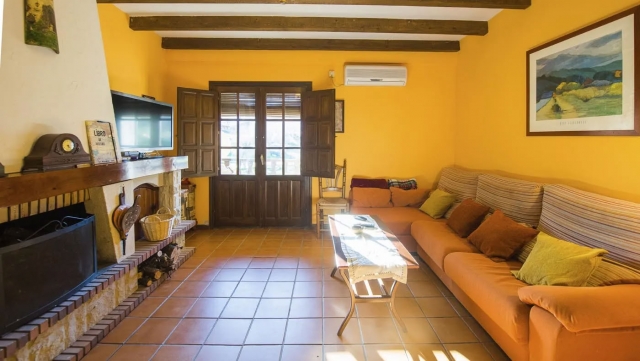 Sala amplia con chimenea