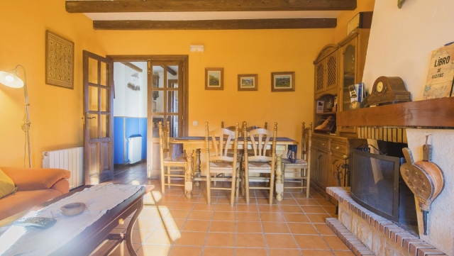 Sala de estar con mesa