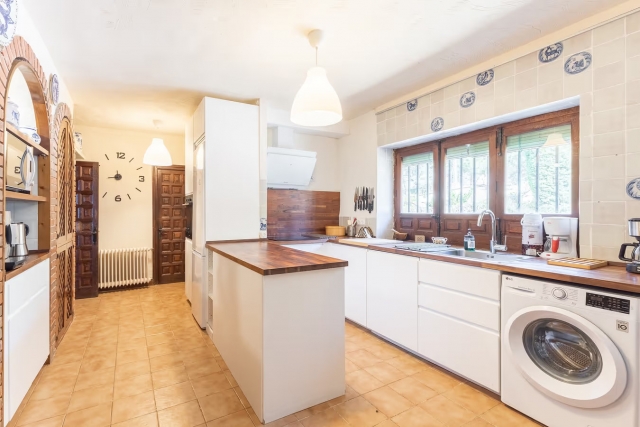 Cocina amplia con barra