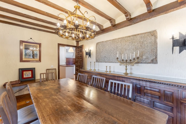 Comedor amplio con mesa