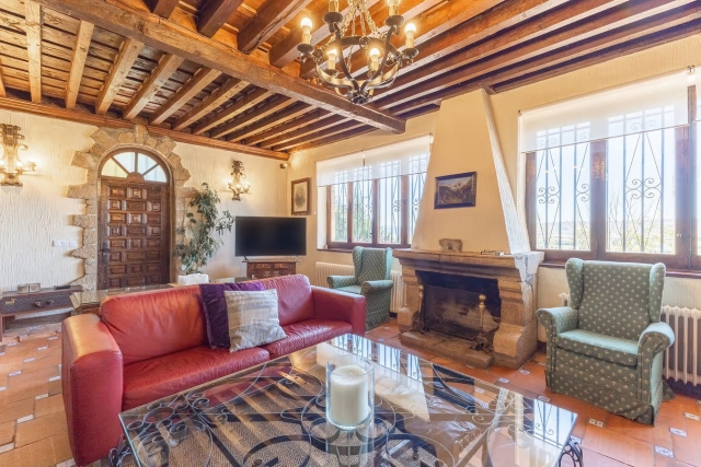 Sala amplia con chimenea