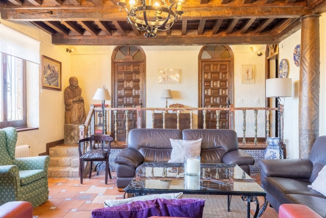 Sala amplia con sillones 