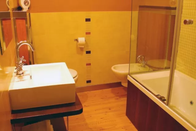 Habitación con cama grande