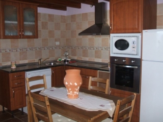 Cocina con horno y microondas en columna