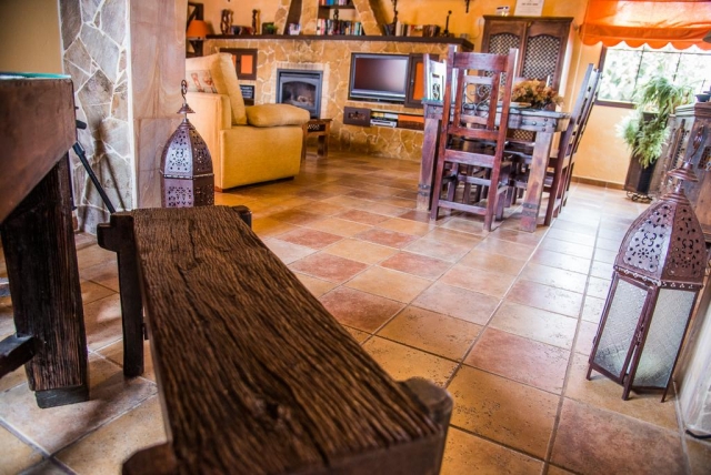 Sala de estar con mesa y sillas