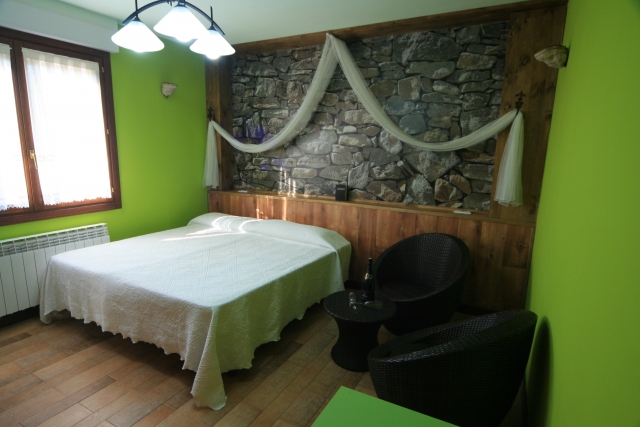 Habitacion con cama de matrimonio