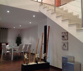 Sala de estar con sillas blancas y mesa