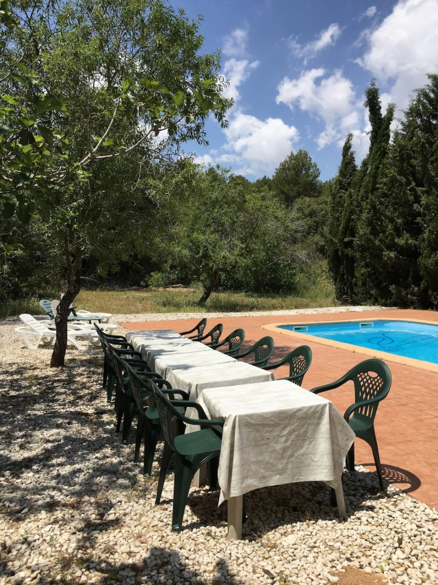 Amplia piscina en el exterior