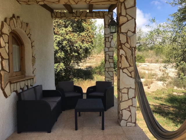 Amplio porche con mesa