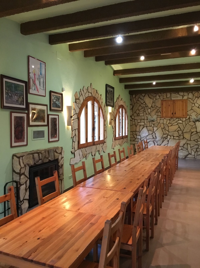 Comedor con una mesa