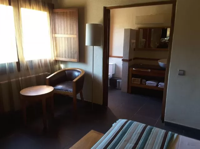 Dormitorio de matrimonio y su aseo