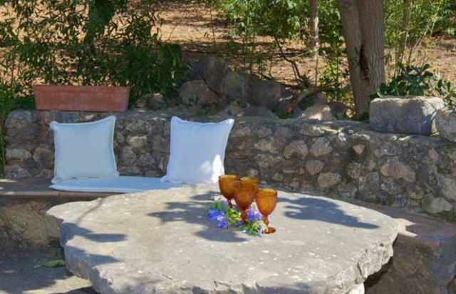 Banco de piedra del jardin