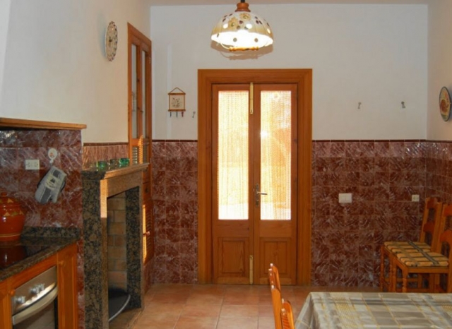 Cocina comedor con chimenea y mesa