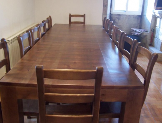 Comedor con la mesa de madera