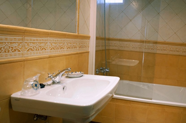 Aseo de un dormitorio con espejo