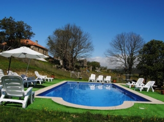 Acceso a la piscina con hamacas en blanco