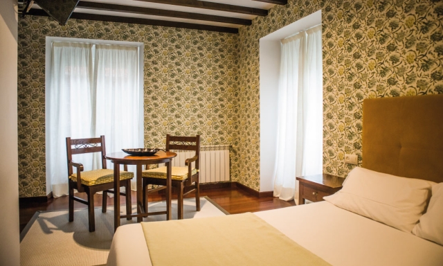 Dormitorio con mesa al lado