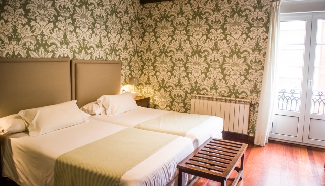 Dormitorio doble con papel