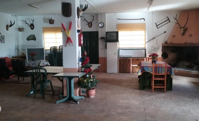 Sala de eventos con chimenea