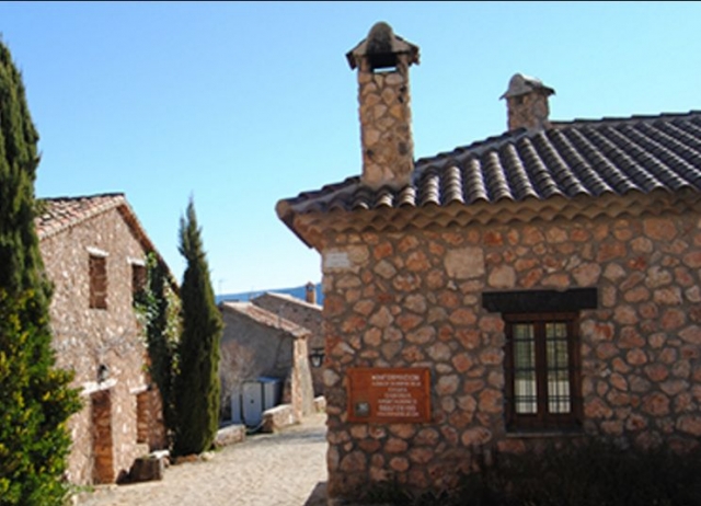 Vistas de la casa con fachada de piedra en el casco urbano
