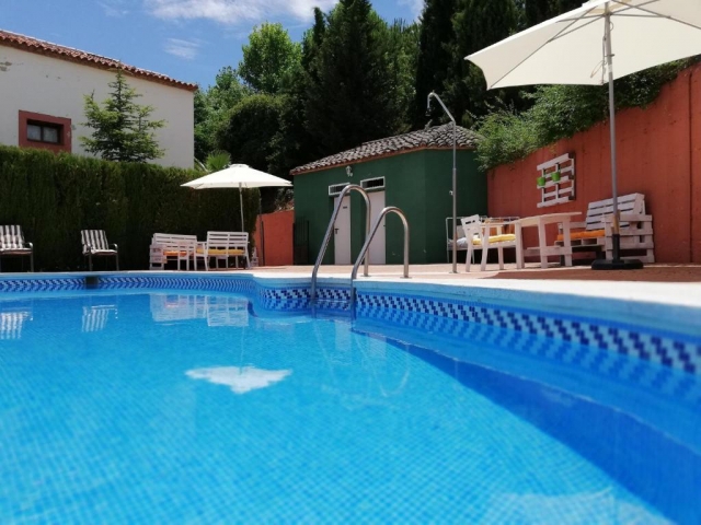 Amplia piscina 