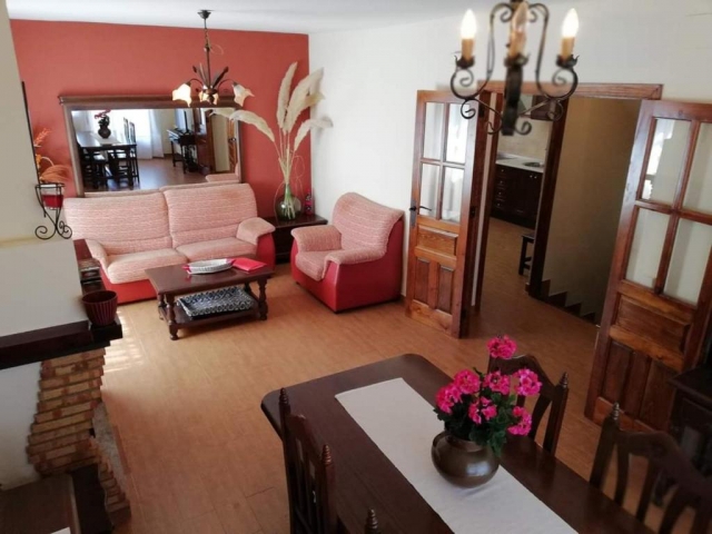 Sala amplia con mesa