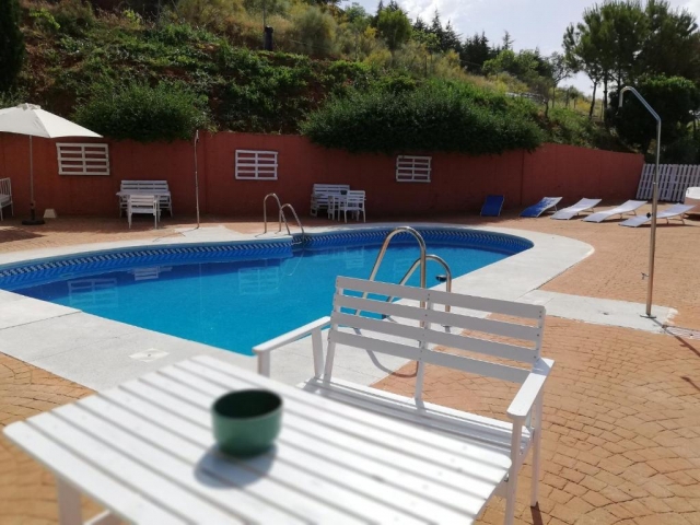 Vistas de la piscina y mesa