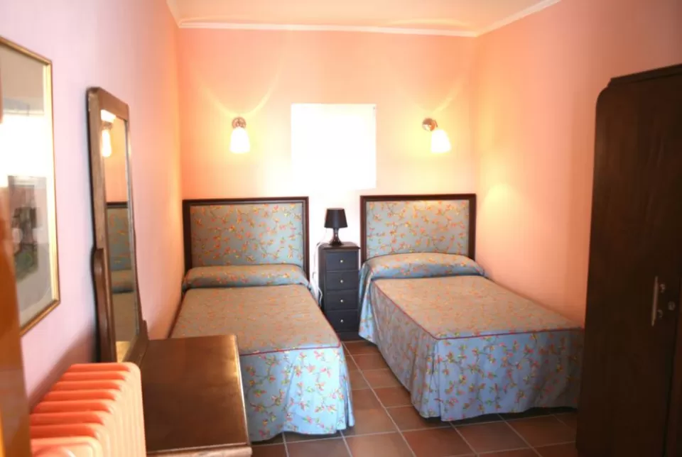 Habitación doble con aseo compartido