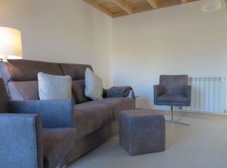 Sala de estar con cojines y mesa