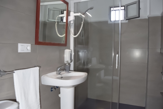 Bano con dispensador de gel
