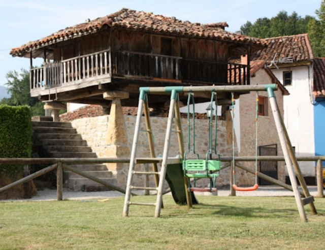 Horreo y columpio infantil